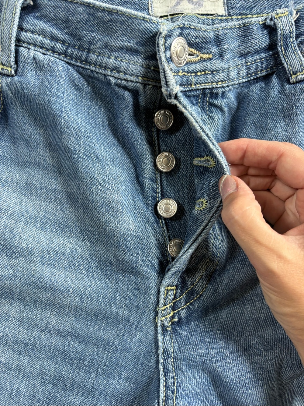 We The Free Women's Blue Jeans Button Fly Straight Leg Size 29 Distressed Denim - Picture 6 of 8